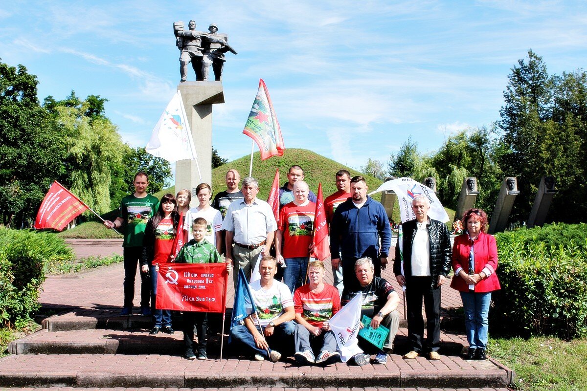 Участники патриотического автопробега посетили Курган Славы в Бобруйском районе