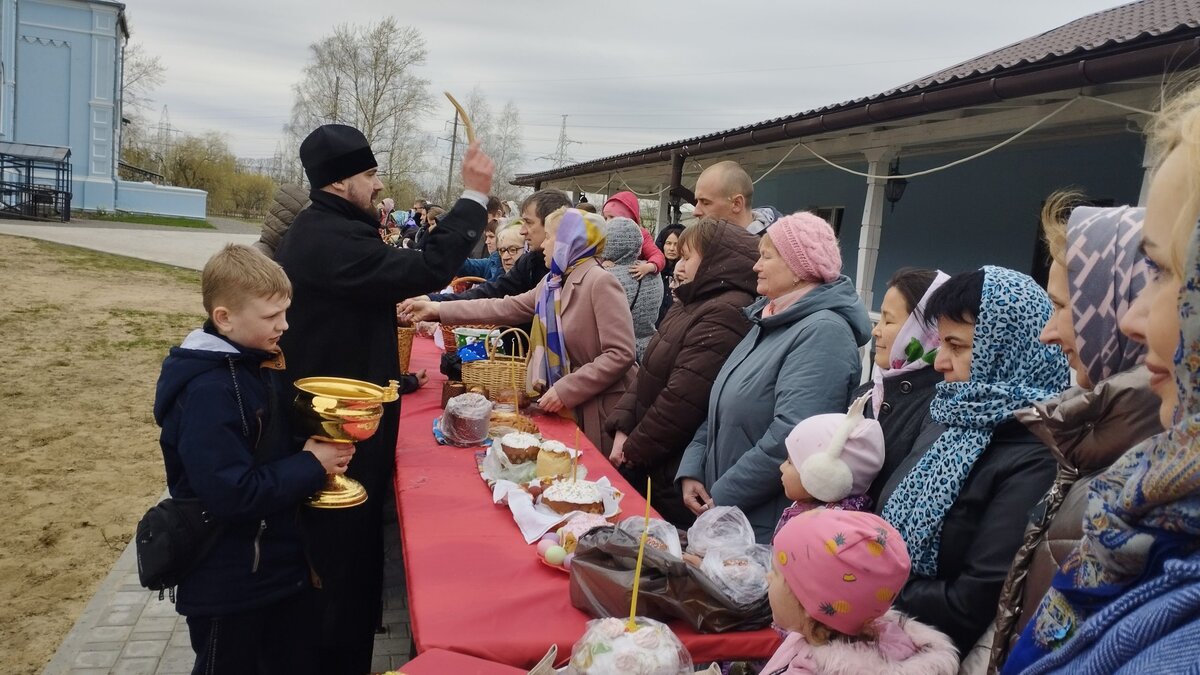 Суббота перед пасхой в 2024 году. Освящение куличей. Освящение куличей на Пасху. Великая суббота освящение куличей. Пасха храм.