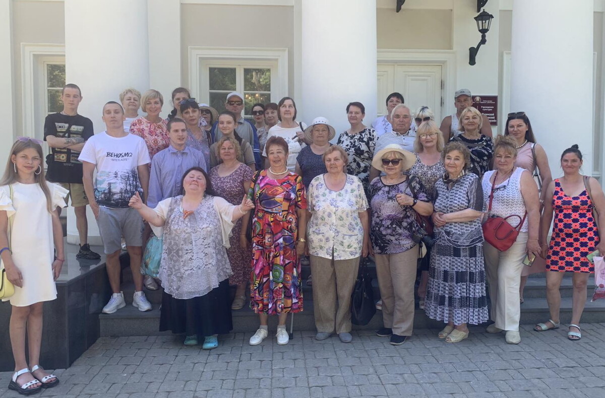 Люди с инвалидностью посетили дворцово-парковый ансамбль Булгаков в Жиличах