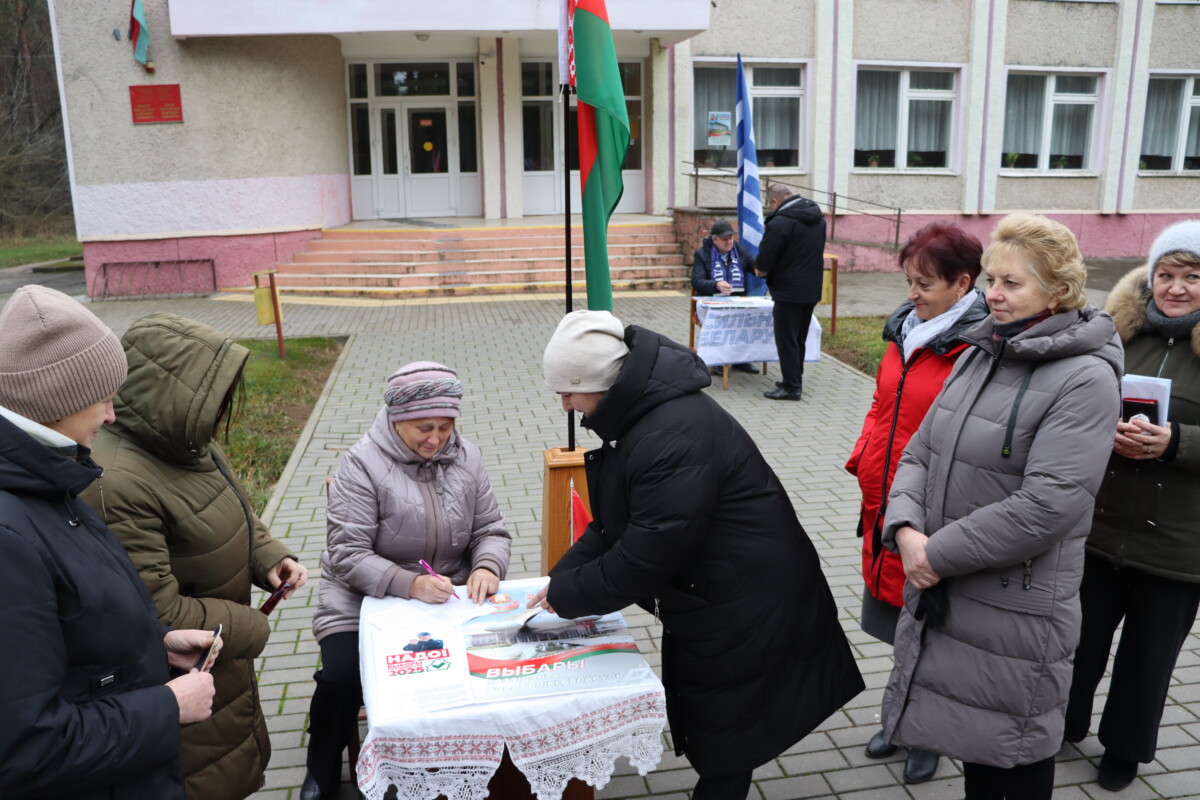 Выборы-2025: в Бобруйском районе продолжают свою работу пикеты по сбору подписей